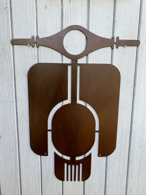 scooter en tôle rouillé