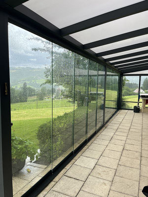 Conçu pour résister aux intempéries, le rideau de verre est la solution pour profiter de votre terrasse toute l'année.