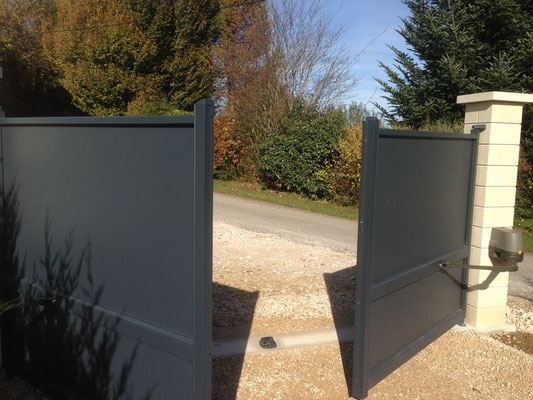 tous les portails battants peuvent étre motorisés. Dimensions sur mesure