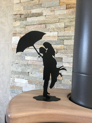 un couple sous la pluie