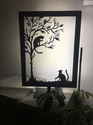 lampe de chevet le chat dans un arbre
