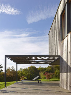 Structure en acier sur mesure pour recevoir une toiture en canisses qui sauront parfaitement se fondre dans le décor naturel de votre terrasse.