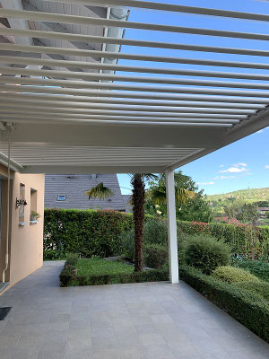 pergola avec structure blanches et lames orientables blanches