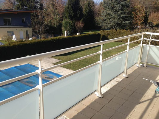 Vous souhaitez une barrière de protection pour votre piscine ? Le garde-corps en aluminium sur-mesure est fait pour vous. Avec son esthétique sobre et élégant, il s'intègrera parfaitement à votre environnement. 