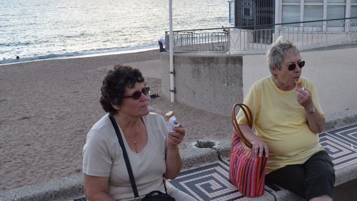 Jolanda und Agnes beim Glace geniessen