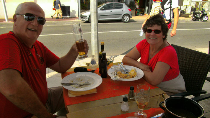 Beim Mittag-Essen in Menton nahe an Italien