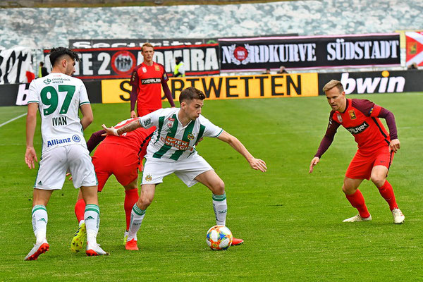 Leider hatten die Admiraspieler rund um Kapitän Daniel Toth das Nachsehen wie hier gegen Christoph Knasmüllner