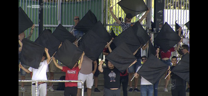 Beim Spiel in Wolfsberg zeigten die Fans von Admira ihre Trauer mit schwarzen Fahnen