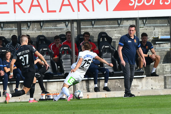 Der Trainer Andreas Herzog schaute Leonardo Lukacevic ganz genau auf die Beine