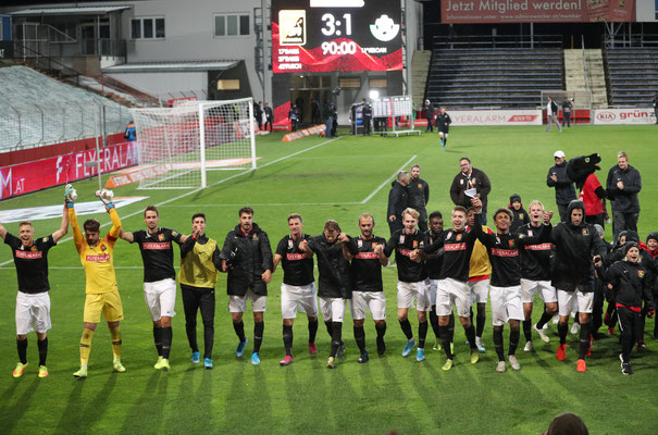 Die Mannschaft feierte ausgelassen mit den Fans den ersten Sieg der laufenden Saison
