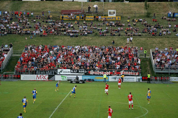 Eine prall gefüllte Gästetribüne auf der Hohen Warte