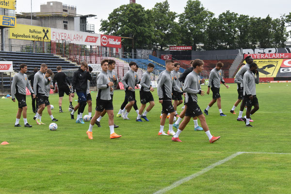 Die erste Trainingseinheit verbrachte der erschlankte Kader am Spielfeld des Südstadt Stadions