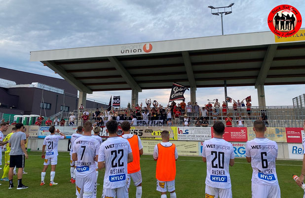 Die Mannschaft bedankte sich nach dem Spiel bei den angereisten Fans