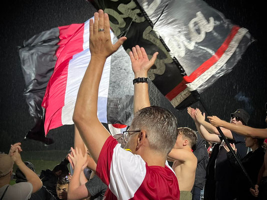 Waschelnass waren die Fans auf der Tribüne, der Stimmung tat dies keinen Abbruch