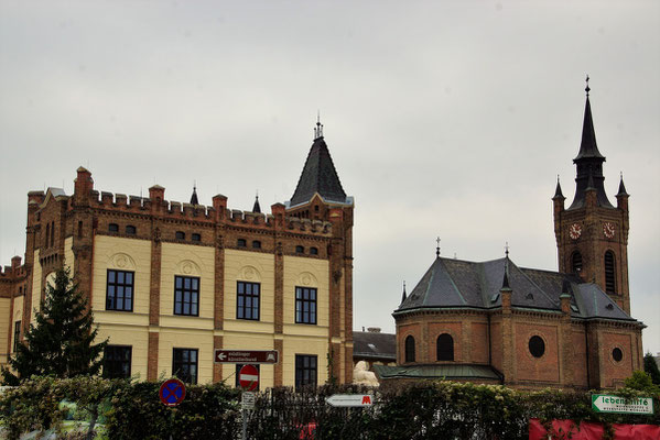 Die Waisenhauskirche mit angeschlossener Schule unweit des jetzigen Standorts des Mödlinger Stadions