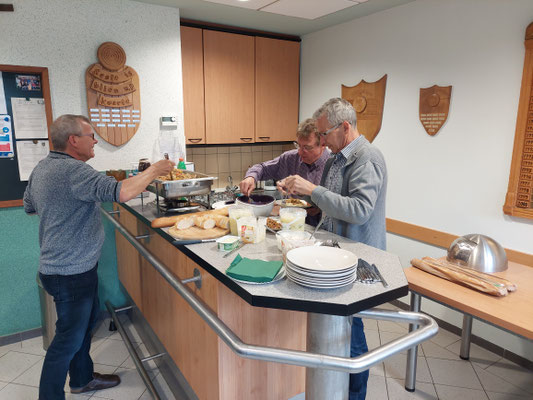 Die ersten stürmen das Buffet.