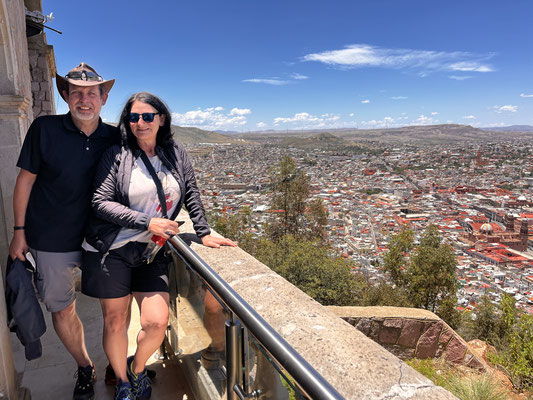 für uns nicht ganz so besonders, für Mexicaner etwas Besonderes - die Seilbahn quer über die Stadt
