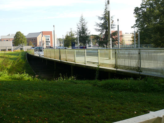 parking met verdiepingen, omgeving ziekenhuis