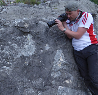 Marcel fotografeert bidsprinkhaan