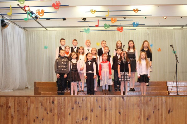 Girdžių pagrindinės mokyklos jaunučių choras "Spindulys". Vadovė Onutė Patašienė.