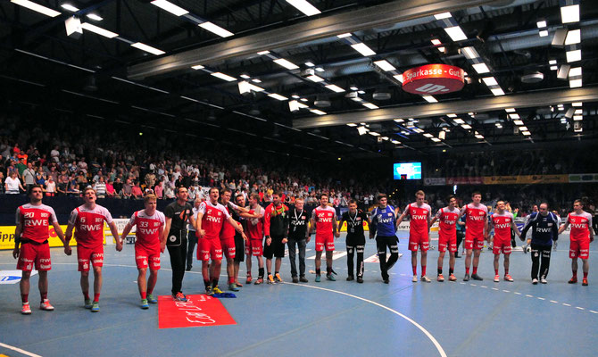 David Breuer Teamjubel Tusem Essen Handball Bundesliga. Foto: Brigitte Holtgreve