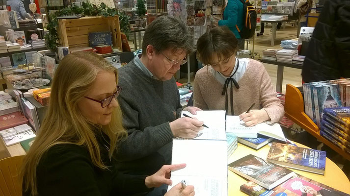 Signierstunde mit Hilde Artmeier und Rolf Stemmle bei Bücher Pustet, Foto: privat