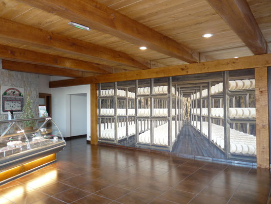 Société "Le Vieux Berger" à Roquefort dans l'Aveyron (12) : réalisation d'un plafond avec poutres bois vieillis. Dans le fond, peinture en "trompe l'oeil".