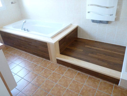 Aménagement salle de bains : habillage de la baignoire en teck et frêne