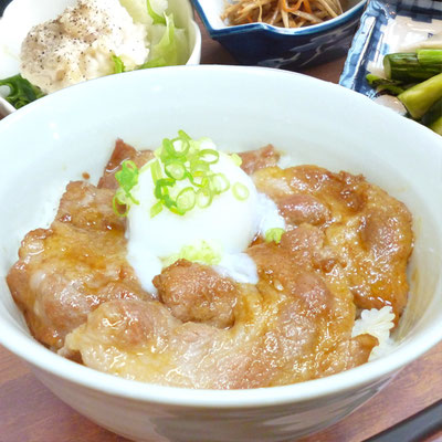 限定ランチ　国産豚ロース（庄内豚）豚玉丼　８８０円