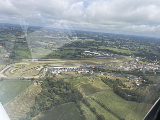 Le terrain de Nogaro jouxte le circuit automobile