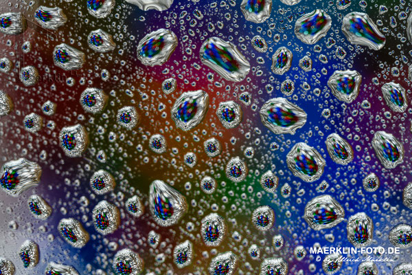 Wassertropfen auf Glasplatte