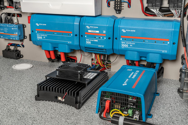 Detailaufnahme der Bordelektronik mit mehreren blau-gehäusten Victron Energy Komponenten im Technikfach