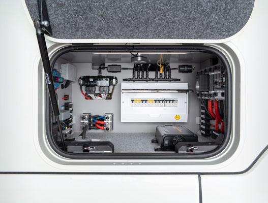 Blick in eine offene Außenklappe mit installierter Wasser- oder Haustechnik-Zentrale 