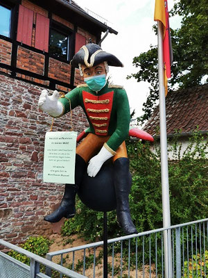 Lügenbaron vorm Münchhausenmuseum