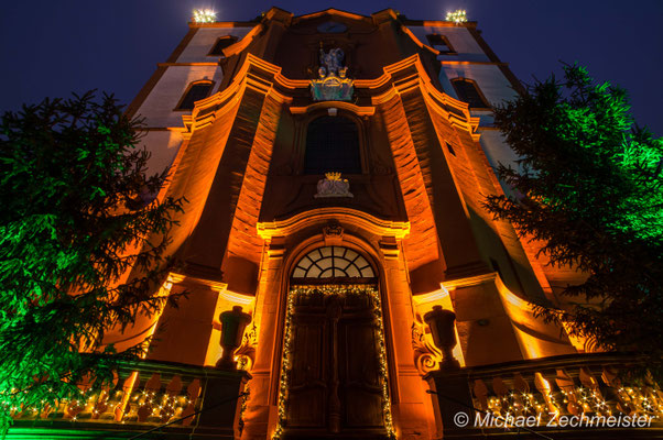 Weihnachtlich geschmückte Stadtpfarrkirche