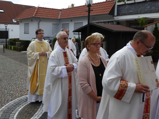 Einzug in die Basilika