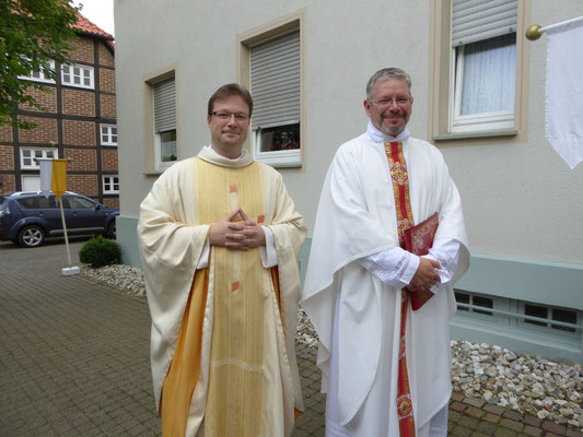 ... holen Pastor Jochen Kosmann und Dechant Kemper am Pastorat ab