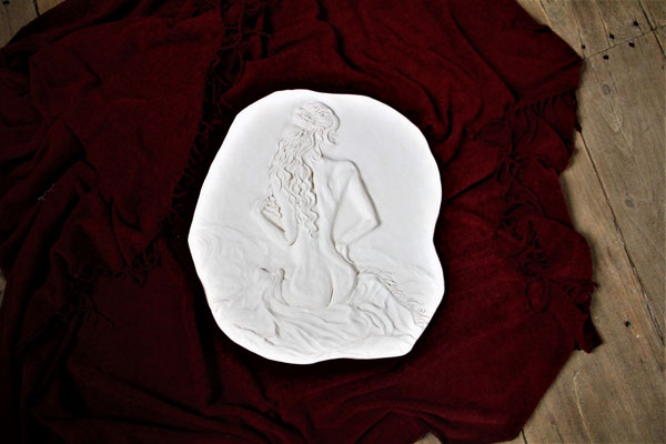 Bas-relief, dos nu, chevelure et drapé