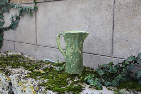 Pichet " terre"  décoré aux engobes et sgrafitte.