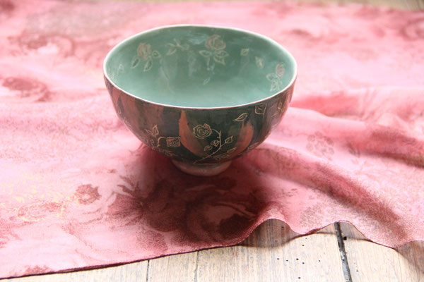 Grand bol tout en nuance de vert et de rose " et les roses d'adressèrent aux hommes " 