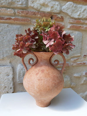 Vase en terracotta brute aux anses bien affirmées