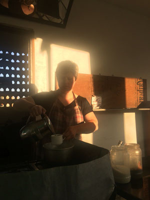 Hier wird grad Chai Tee zubereitet