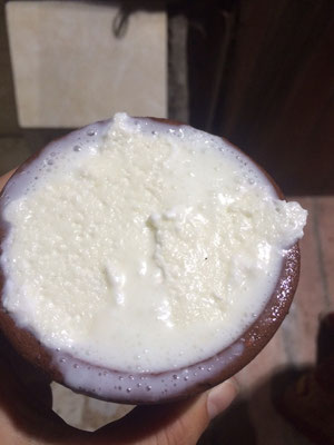 ähnlich wie Lassi, nur noch leckerer, mit Früchten und Honig gesüßter Joghurt