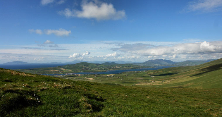 Blick auf Portmagee und Valentia Island. Dahinter die Dingle Bay.
