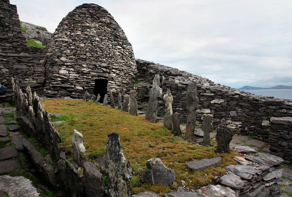 Bienenkorbhütte mit kleinem Friedhof