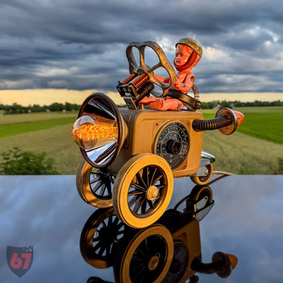 'Easy Rider' Ursel doll from 1955 and antique technical device - Jürgen Klöck - 2024