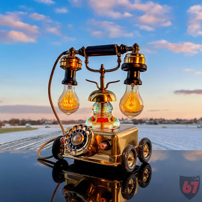 Golden vintage KTAS telephone upcycled with Edison bulbs  - Jürgen Klöck - 2022