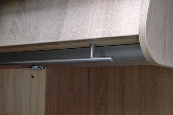 IKEA-Türgriffe "LANSA" als Geschirrtuch-Trockenstange (und auch sonst ganz praktisch) wurden unter den Küchen-, Wohn- und Schlafzimmer-Oberschränken angebracht