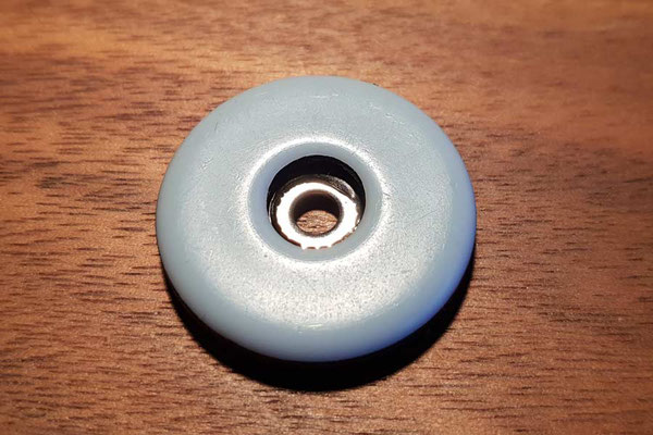 Teflon-Möbelgleiter aus dem Baumarkt (30mm Durchmesser, 5mm Höhe)  - für 2 Sitze benötigt man 4 Stück