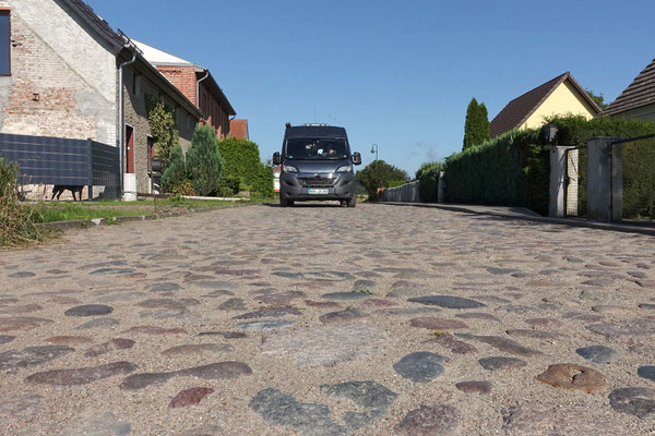 Seltsam, dass nach mehr als 25 Jahren viele Dorfstraßen noch immer so aussehen: Romantisch, aber schlecht zu befahren! (A)